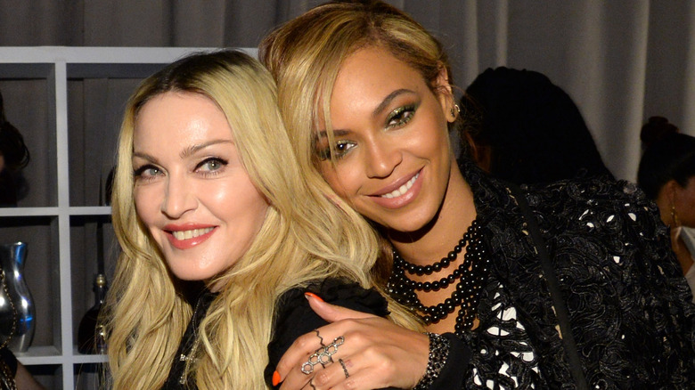 Beyoncé étreignant Madonna par derrière