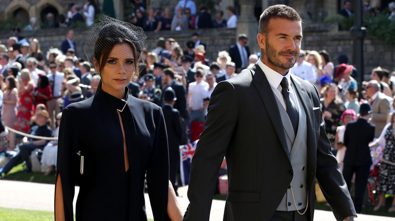 Victoria et David Beckham marchant