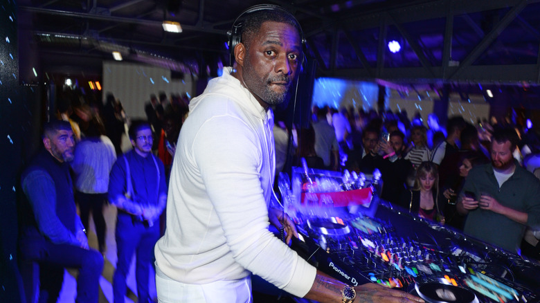 Idris Elba au stand DJ