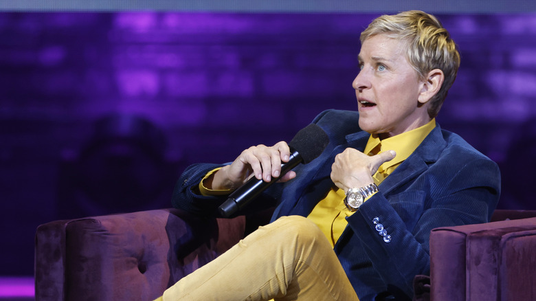 Ellen DeGeneres parle dans le micro