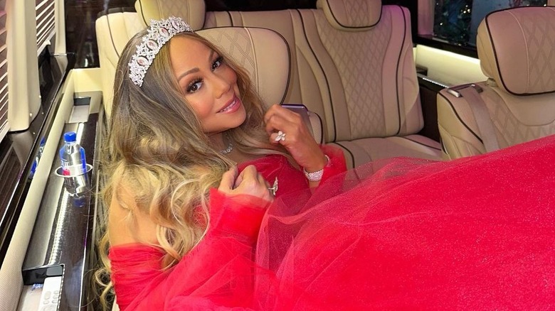 Mariah Carey portant un diadème, posant