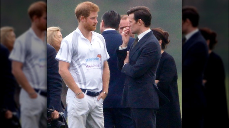 Le prince Harry parle à Matt Smith