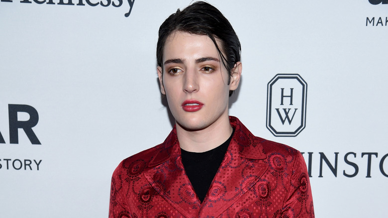 Harry Brant porte du rouge à lèvres rouge