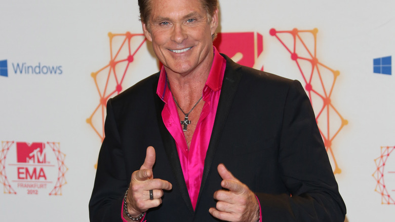 David Hasselhoff pointant du doigt la caméra