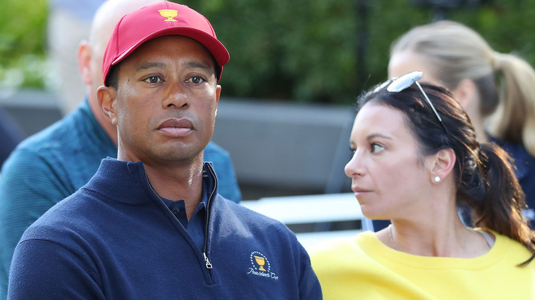 Tiger Woods et Erica Herman posent