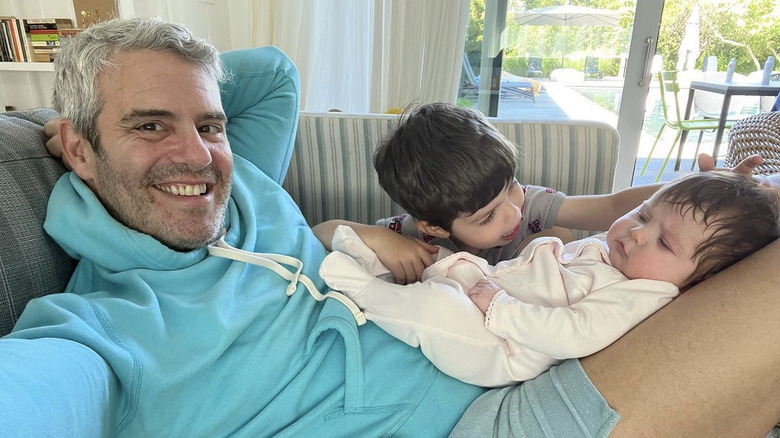 Andy Cohen posant avec son fils et sa fille