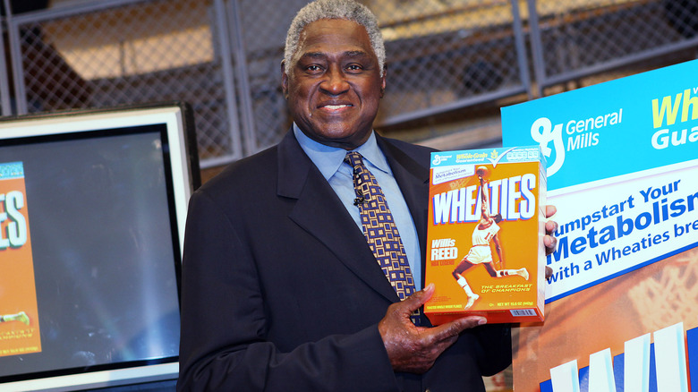 Willis Reed tenant des Wheaties