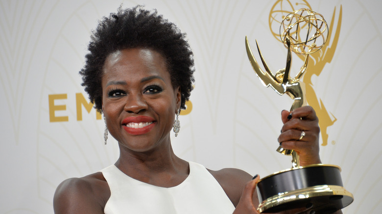 Viola Davis tenant un Emmy