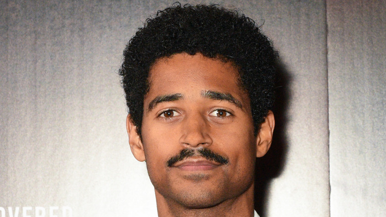 Alfred Enoch posant