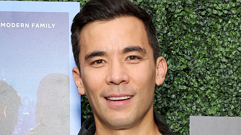 Conrad Ricamora souriant