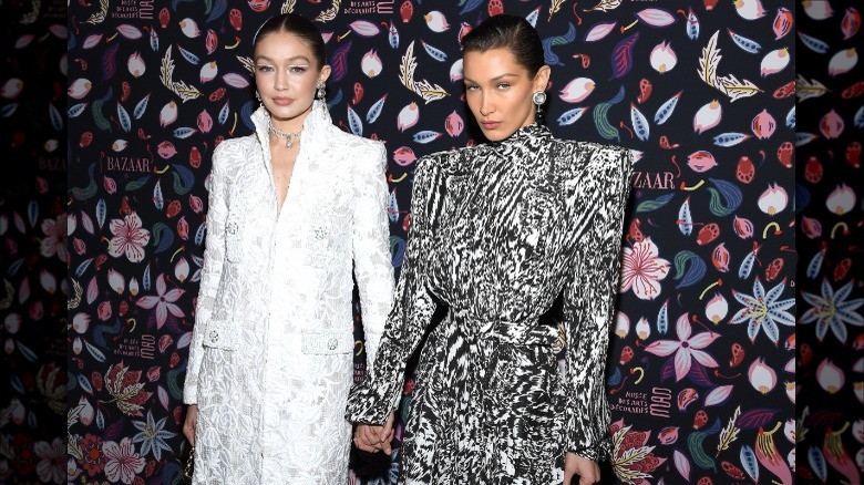 Bella et Gigi Hadid se tiennent la main