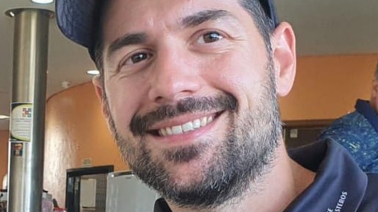 Jorge Ballesteros souriant en casquette de baseball