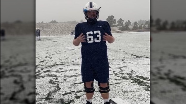 Hunter Brown souriant sur la photo officielle de l'USAFA