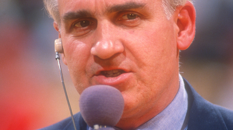 Billy Packer à College Park, Maryland en 1989 avec microphone