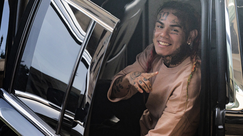 Tekashi 6ix9ine posant dans un SUV