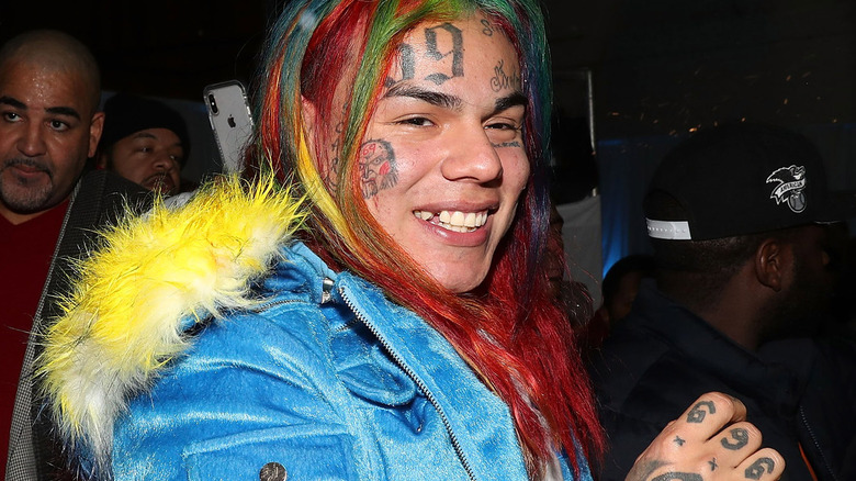 Tekashi 6ix9ine souriant à New York