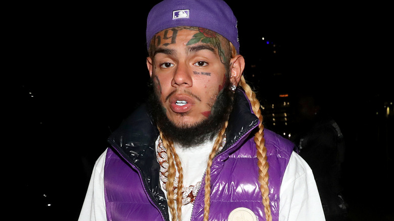 Tekashi 6ix9ine vêtu de violet 