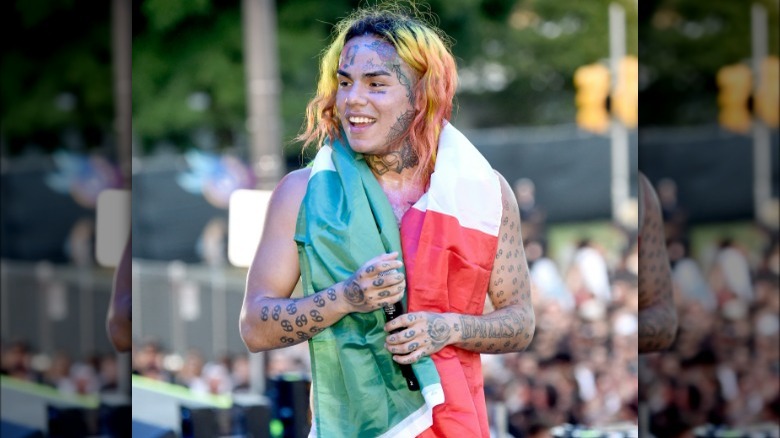 Tekashi 6ix9ine portant le drapeau mexicain