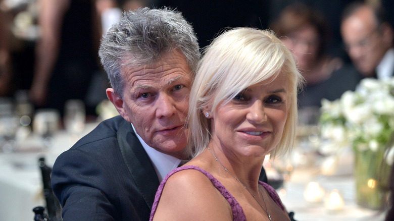 David Foster et Yolanda Hadid assistent à un événement