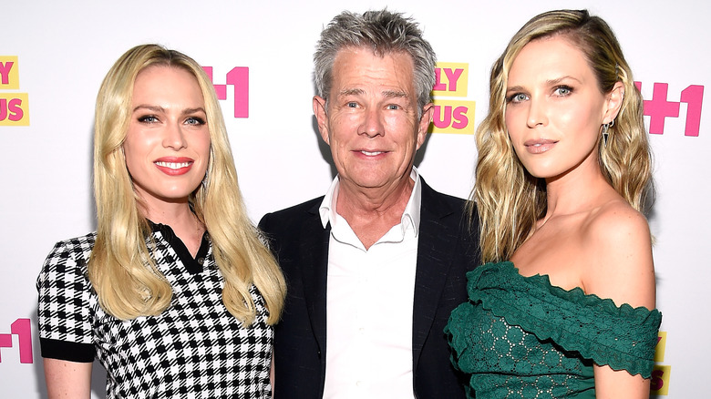 David Foster posant avec ses filles Erin et Sara Foster