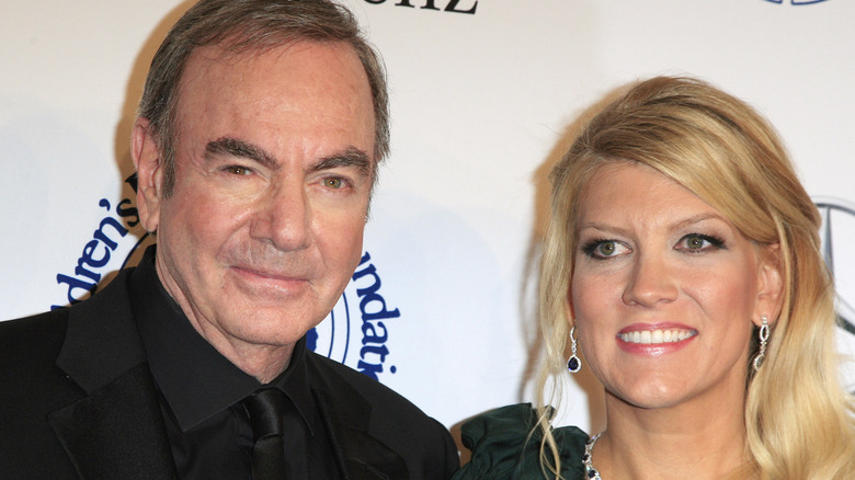 Neil Diamond et Katie McNeil sourient