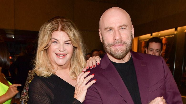 Kirstie Alley et John Travolta souriant