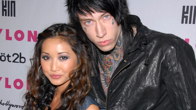 Brenda Song et Trace Cyrus s'embrassent