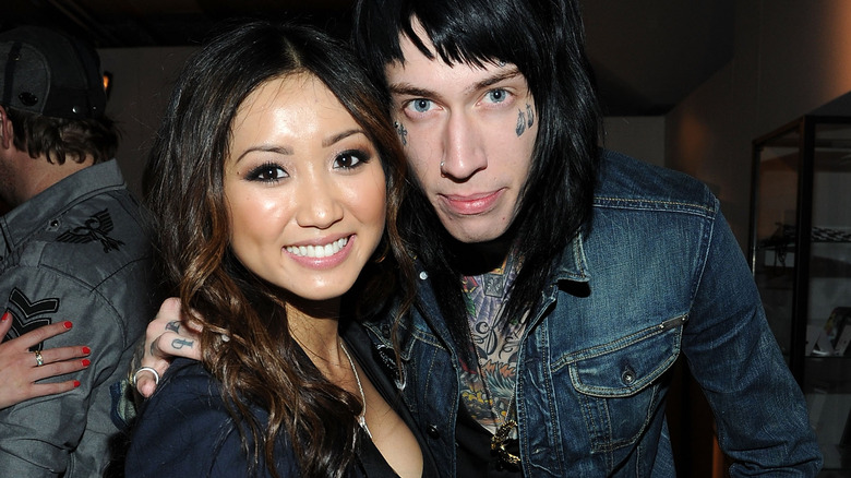 Trace Cyrus et Brenda Song posant