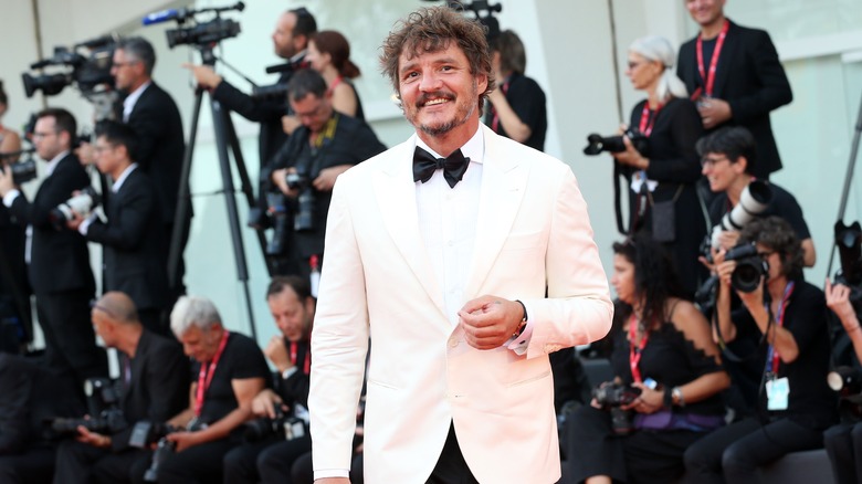 Pedro Pascal souriant