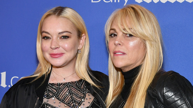 Dina et Lindsay Lohan posant ensemble