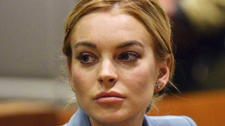 Lindsay Lohan regardant sur le côté