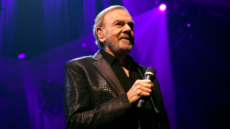 Neil Diamond tient un micro