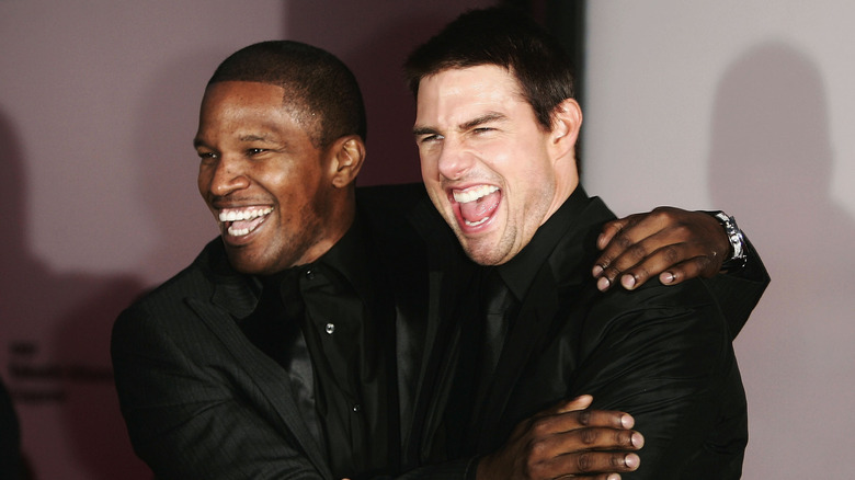 Jamie Foxx et Tom Cruise s'étreignent et sourient