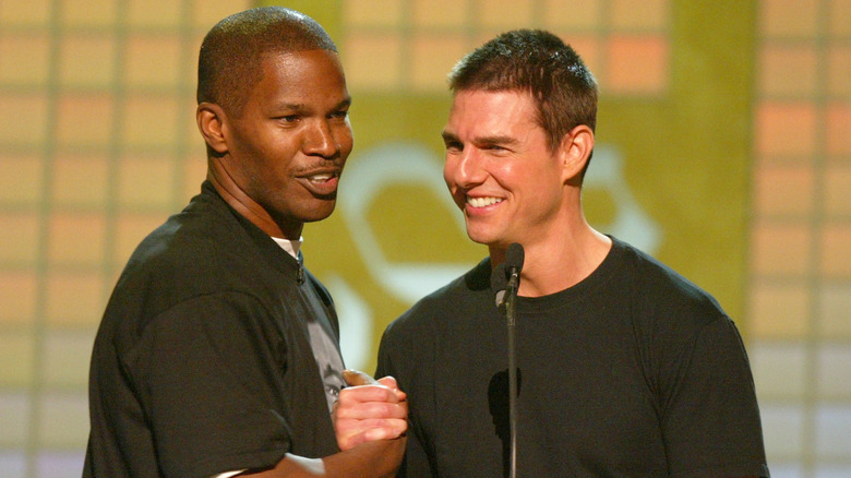 Jamie Foxx et Tom Cruise se tenant la main