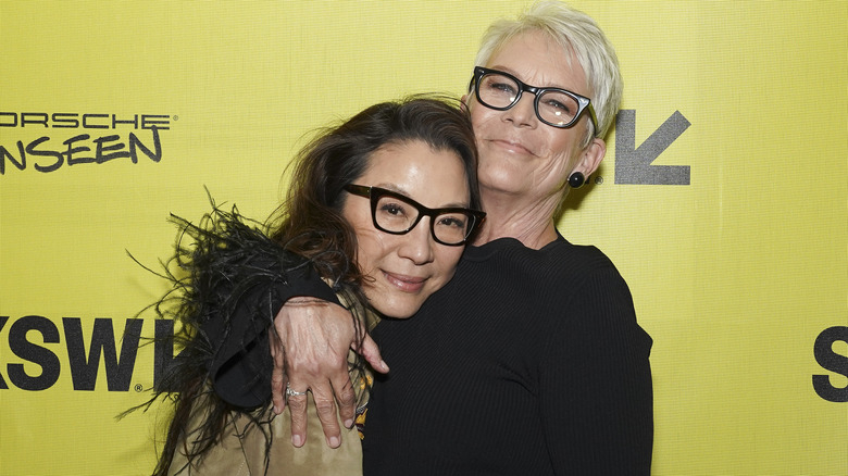 Michelle Yeoh et Jamie Lee Curtis s'embrassent