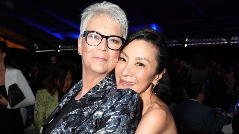 Michelle Yeoh et Jamie Lee Curtis sourient