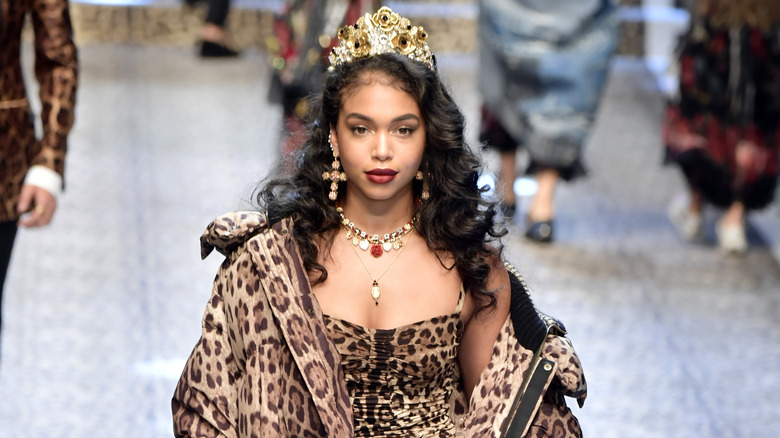 Lori Harvey marchant sur une piste en tant que mannequin