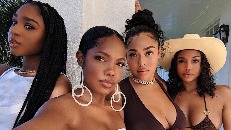 Lori Harvey posant avec des amis