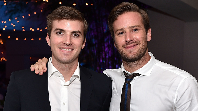 Armie et Viktor Hammer posant ensemble