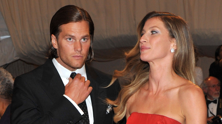 Tom Brady cheveux longs Gisele Bündchen robe rouge