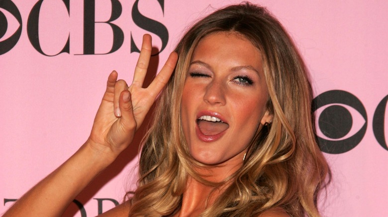 Gisele Bündchen fait un clin d'œil au signe de la paix