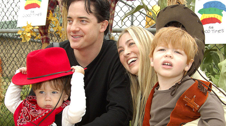 Afton Smith et Brendan Fraser posant avec deux fils