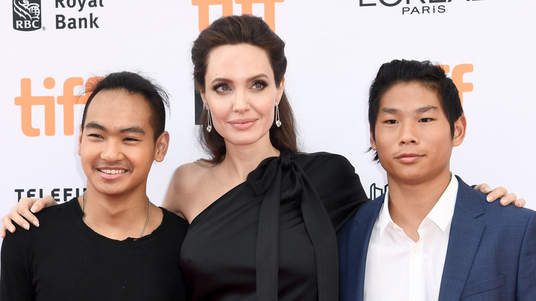 Angelina Jolie, Maddox Jolie-Pitt et Pax Jolie-Pitt posant ensemble