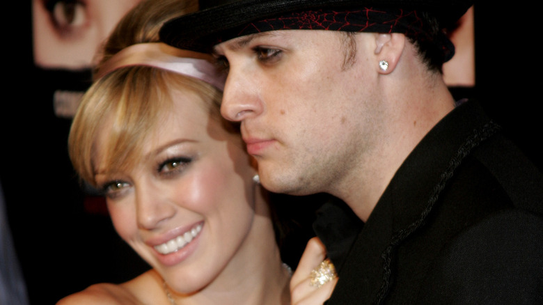 Hilary Duff se blottit contre Joel Madden