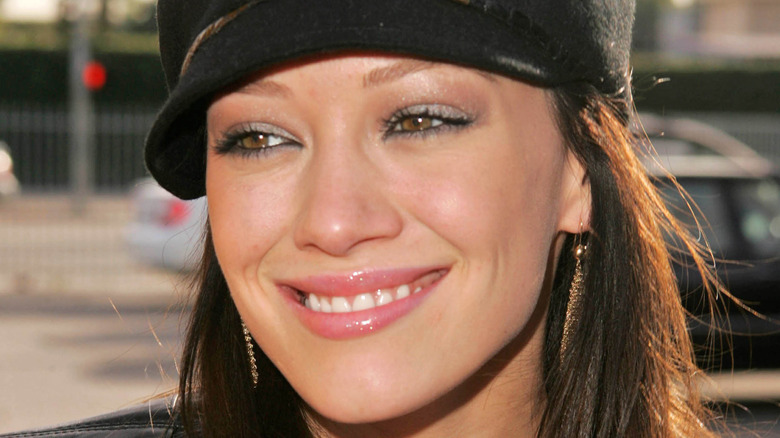 Hilary Duff portant un chapeau