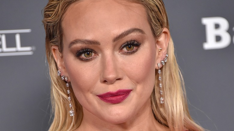 Hilary Duff aux cheveux lissés en arrière