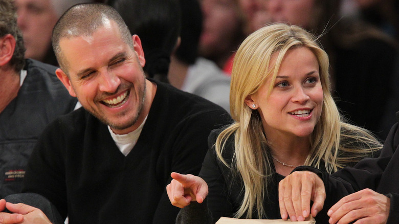 Reese Witherspoon et Jim Toth rient 