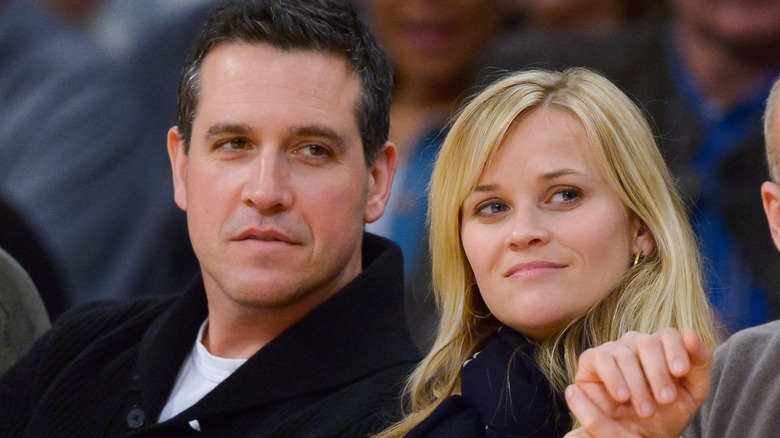 Reese Witherspoon et Jim Toth fronçant les sourcils 