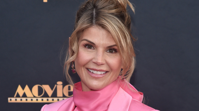 Lori Loughlin tenue rose