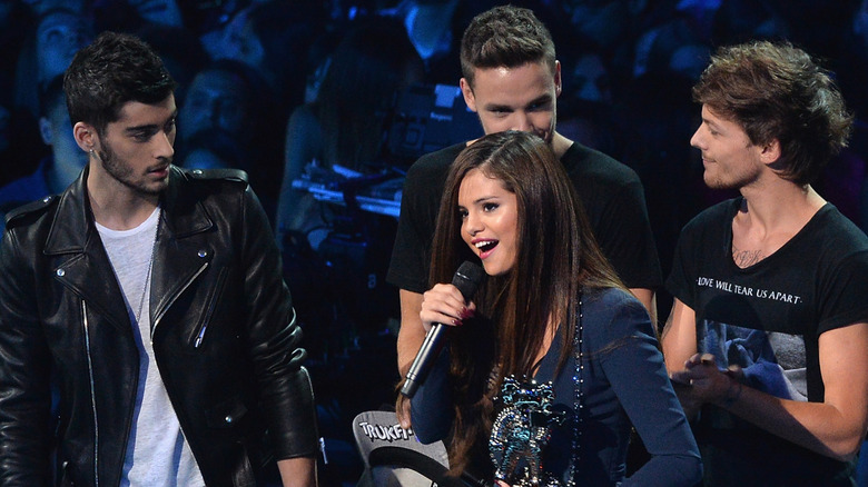 Selena Gomez parle sur scène avec One Direction